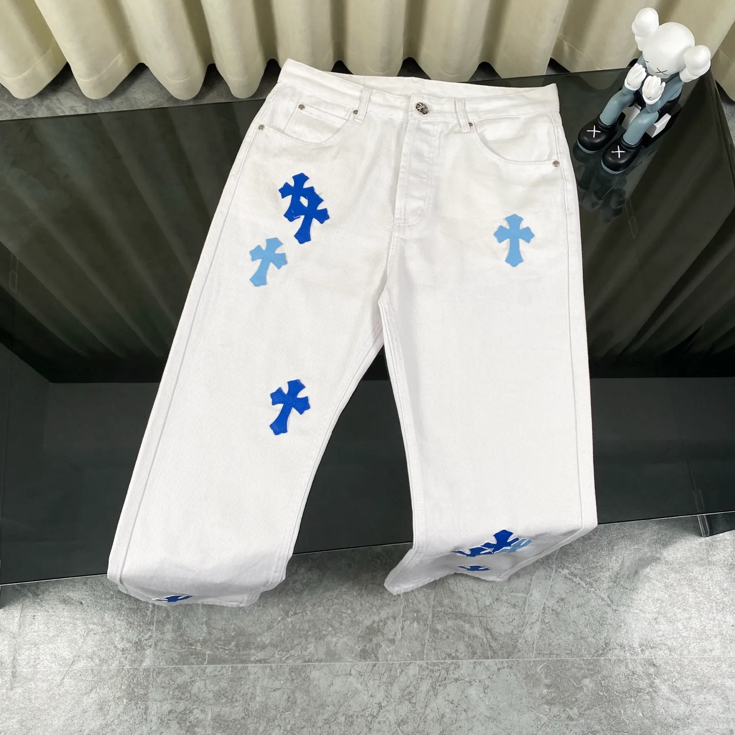 🅿️280 [Strongest version] Chroe Hets CH Chroe Hets CH white dark and light blue leather label jeans Customized metal buckle Legs washed distressed ripped hem ceiling-level jeans ‼ About Zangyin✅This is an extremely luxurious fashion brand that can also be called the aristocrat of the high street. It has always been an exclusive brand for some hipsters or the rich second generation. Compared with ordinary high streets, it is more luxurious and noble. Compared with luxury brands, it is more fashionable and individual. Top heavy industry fashion design✅Consistently high street luxury style creation. Speaking of this style, the Zangyin family and the GU family are definitely among the leading representative brands. Especially the Zangyin family's creation of high street style has really achieved an effect of transformation. The color of this model is already very eye-catching by using a unique washed material. It is decorated with pink patchwork cross flowers, which cleverly highlights the charm of the brand. Secondly, this model adopts a classic high-waist cut design, which highlights the long legs and fashionable temperament of the upper body. The brand is highly recognizable and the slim-fitting configuration is more suitable for daily wear. The personality will be fashionable and the specifications can be seen at a glance. Materials and technology ✅ Needless to say, this point goes without saying. As an excellent craftsman brand, Zangyin's requirements for details and craftsmanship are really perfect. The washed color of this model has gone through a lot of processes, not to mention the embellishment of the denim appliqués. It is also purely handmade and sewn. Just like what they believe in, only handmade things have soul and have the meaning of wearing. A top-notch heavy-duty fashionable denim item, recommended by both hands‼   Size: 28 30 32 34 equivalent to S-XL